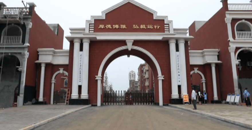 然而这真是正规学校做出的承诺  武昌首义学院附属嘉鱼学校 是一所刚
