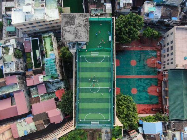 天台|体育丨天台上的足球课堂