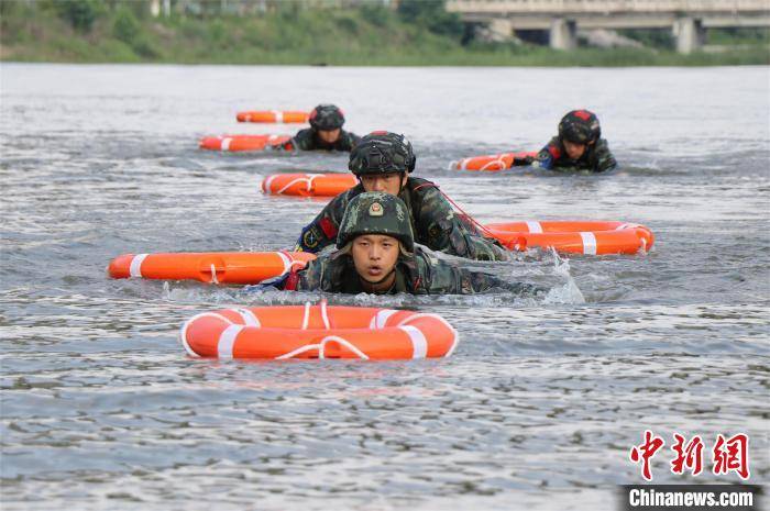 武警特战队员展开武装泅渡训练 潘晨钢 摄