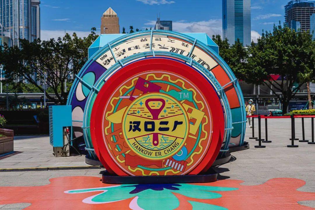 汉口|今天！20+米巨型汽水瓶空降天河城，现场又又又被挤爆了！