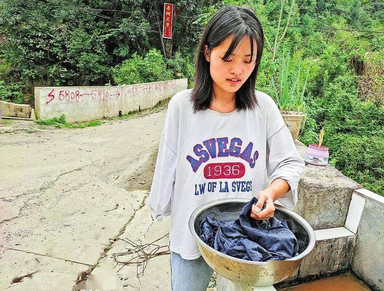 坚强女孩独臂叩开大学之门