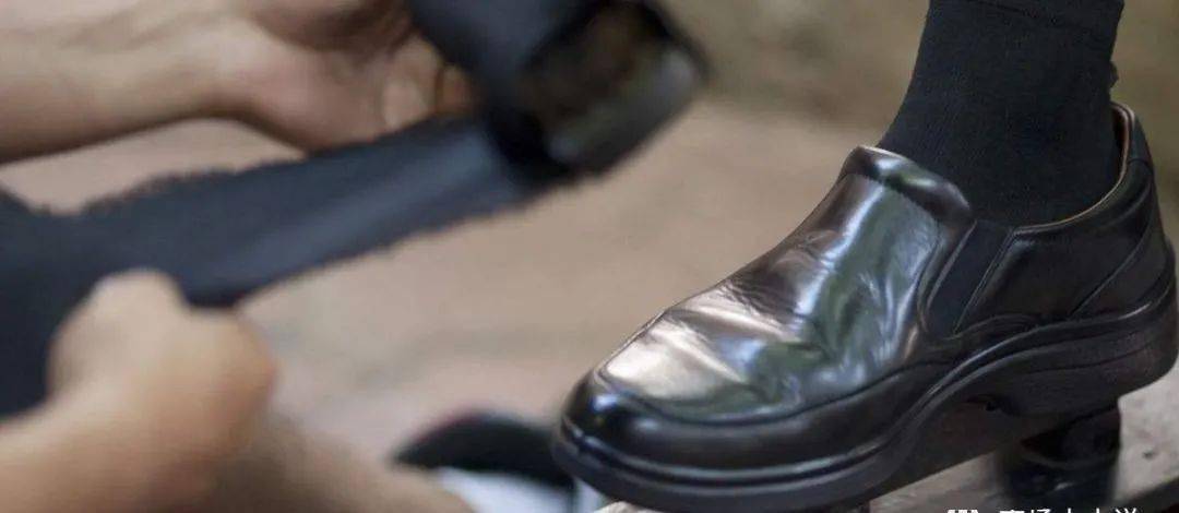 官场小小说：《局长擦皮鞋》