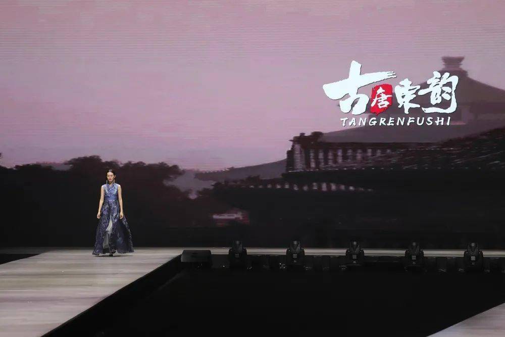 中国|?她来了，她来了，她乘风破浪而来！