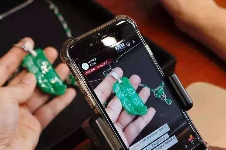 翡翠|有人花150万买刘晓庆翡翠,到手后差点晕倒?她的宝贝到底值不值102亿?