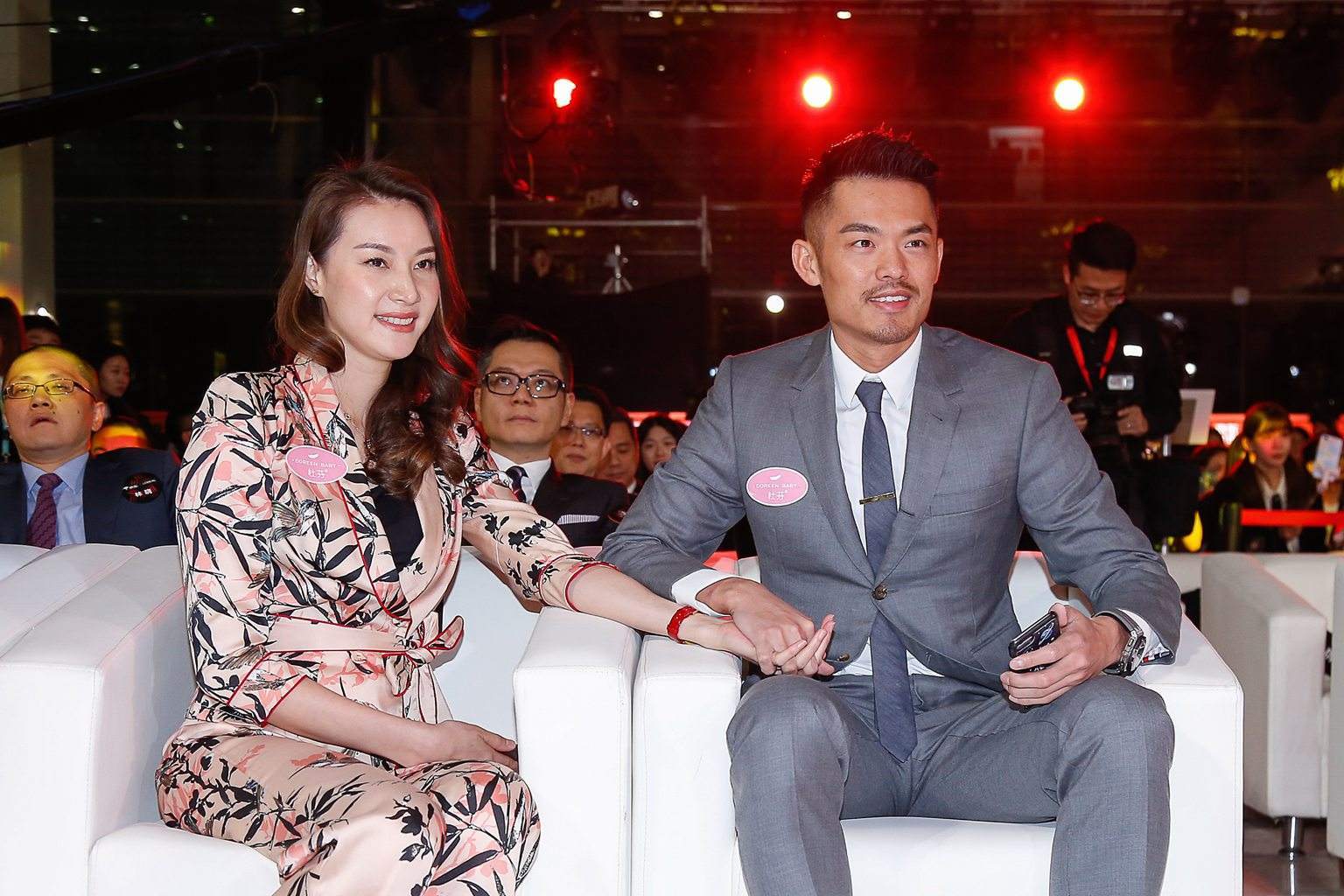 羽坛天后谢杏芳身价过亿,39岁风韵犹存,自曝与林丹出门必亲吻