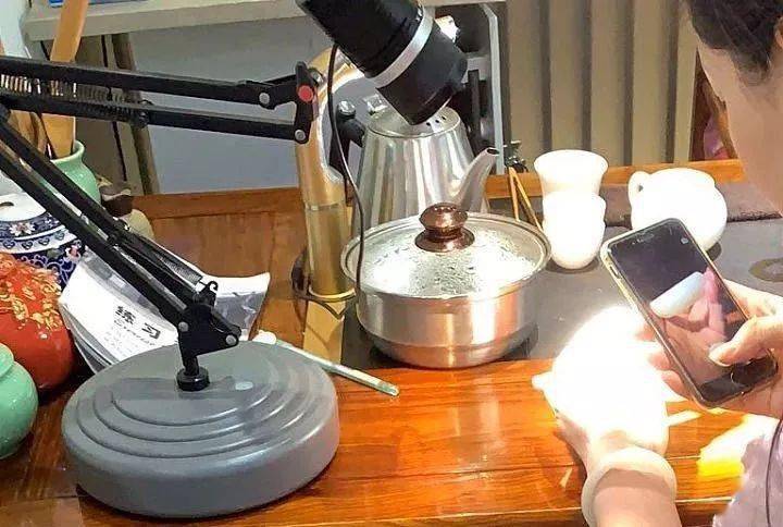 翡翠|有人花150万买刘晓庆翡翠,到手后差点晕倒?她的宝贝到底值不值102亿?