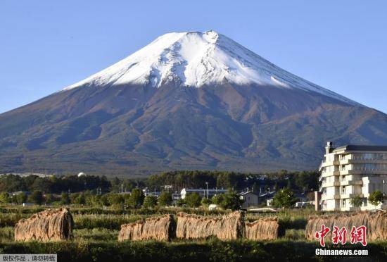 山顶|日本富士山山顶出现积雪 较2019年提前一个月左右