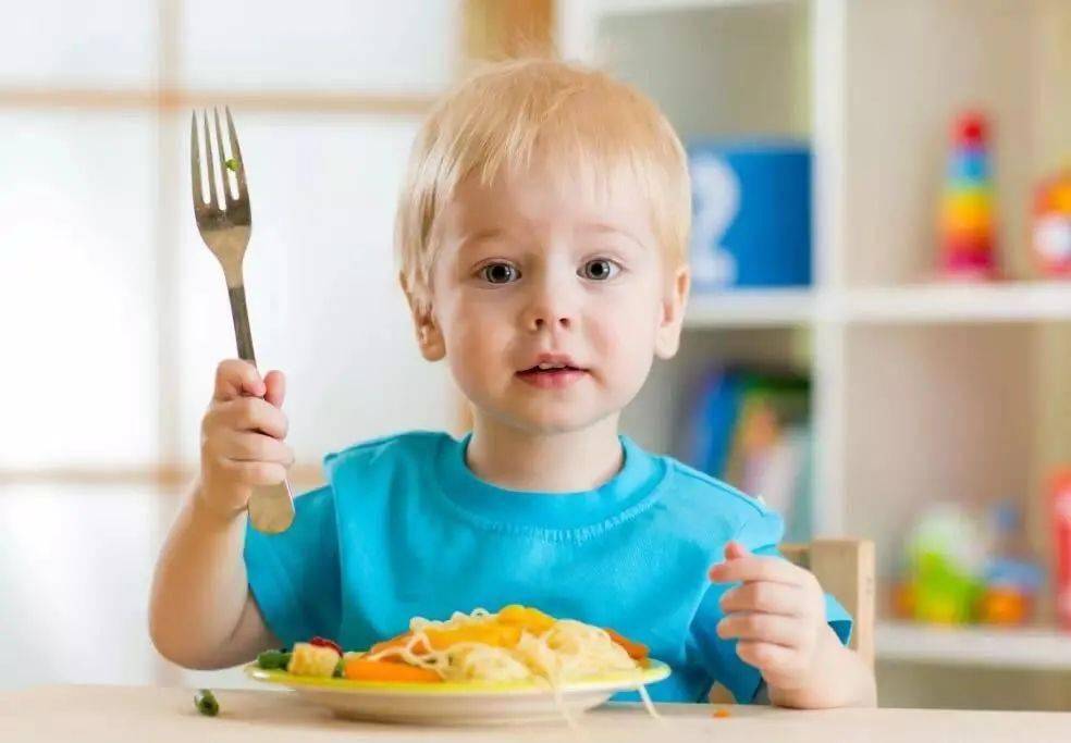 餐桌|餐桌如战场？这几招让宝宝不再挑食！孩子吃饭