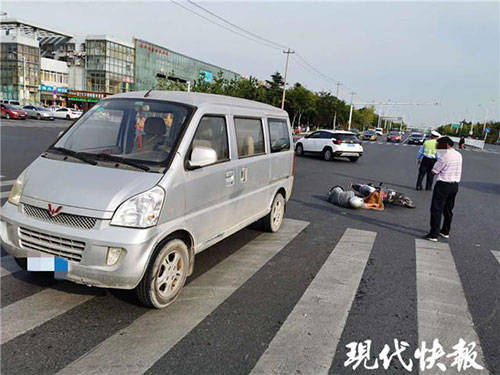 电动车|骑车女被撞头先着地：戴头盔是为了不被罚款