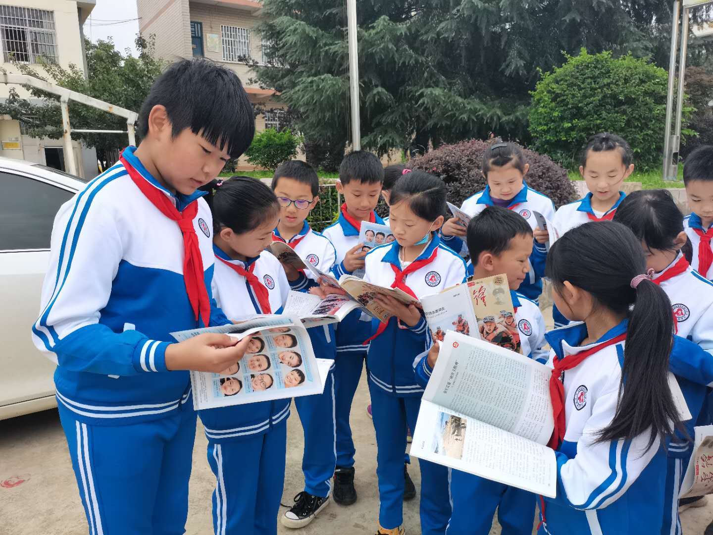 上海爱心人士向昆明希望小学捐赠近270多套校服等一批