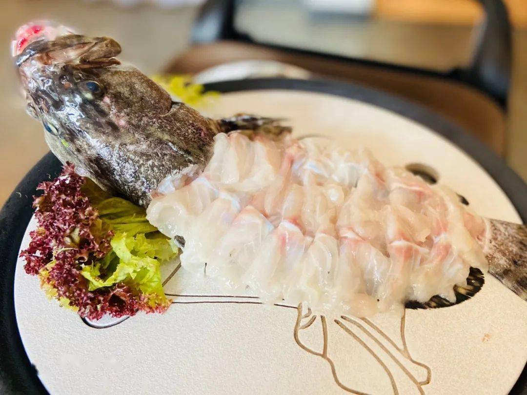 过桥石斑鱼上菜就很有仪式感大厨推车进来 上面是切了片的石斑鱼还带
