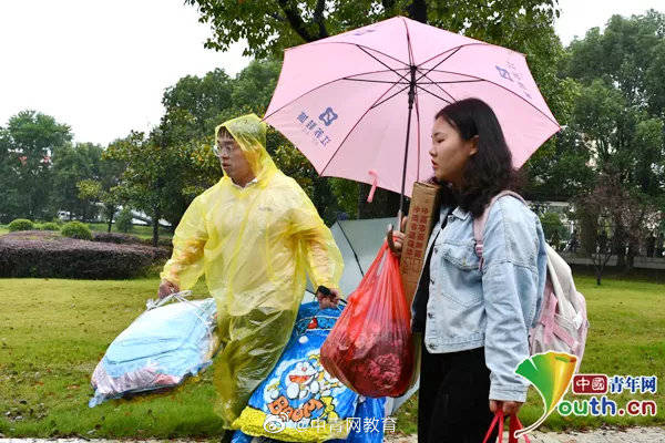 新生|点赞！高校20余名教师组建“爱心私家车队”冒雨迎接新生