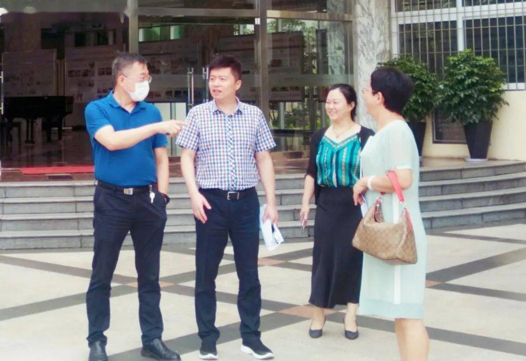 市教育局吴亿年副局长一行莅校检查文明创建工作