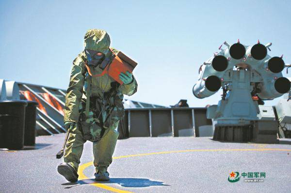 海军某驱逐舰支队开展实战化演练，军舰离港就