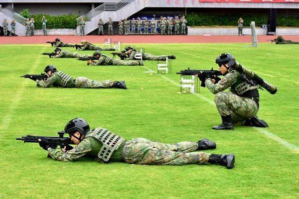 军训|什么情况？！这所大学军训扛“火箭筒”刷屏了