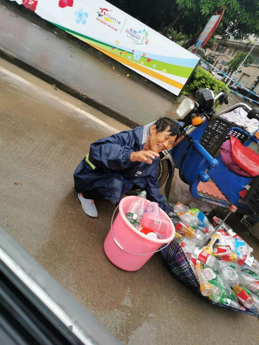 厚街一父亲让两小孩街上冒雨捡矿泉水瓶原因是