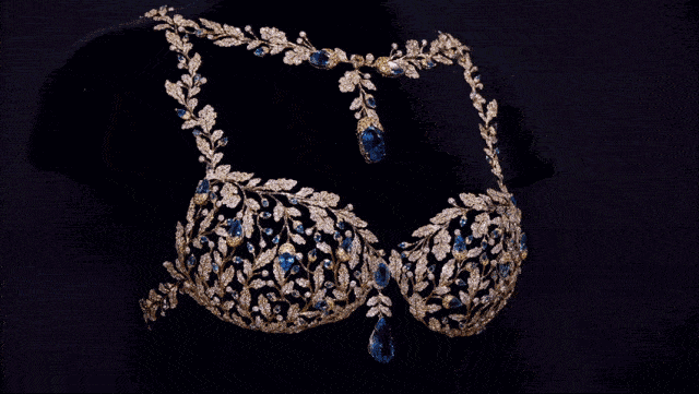 双胞胎|刘嘉玲、那英撞脸，堪比双胞胎？珠宝圈尴尬的碰瓷现场，你更分不清...