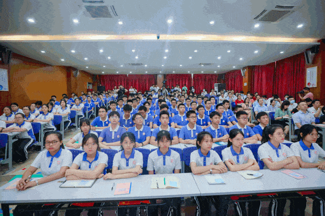 观澜中学高三学生认真听讲.