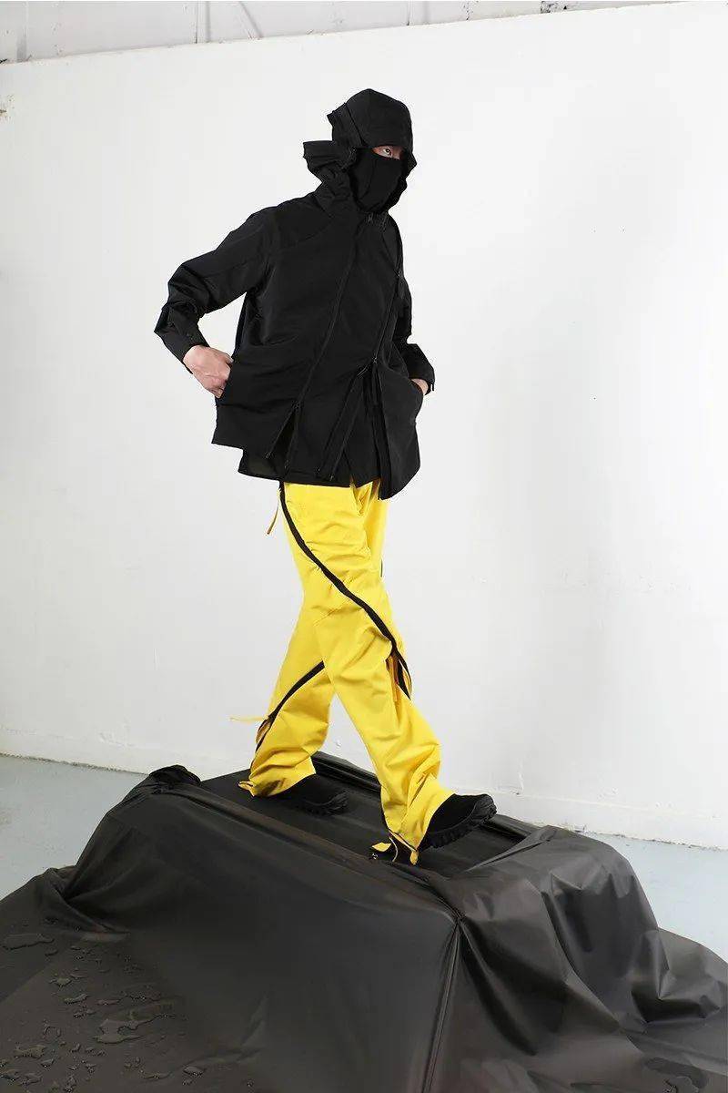 Banksy|潮事 | 这双写着汉字的 Nike ，我真的爱了