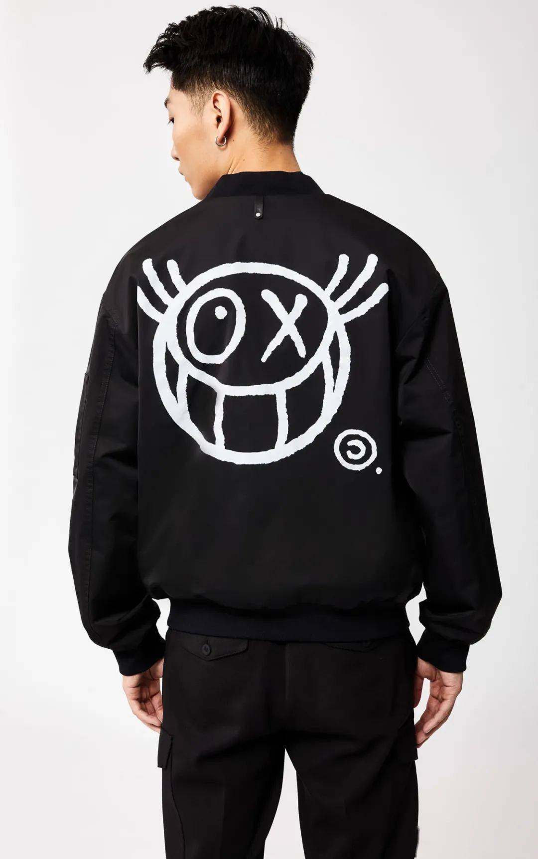 Banksy|潮事 | 这双写着汉字的 Nike ，我真的爱了