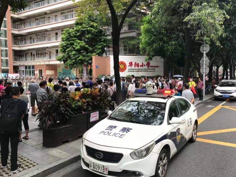 护航|广州天河警方设“护学岗”，每日投2100人次警力护航站岗