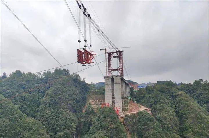 贵黄高速乌梅河特大桥黄平岸首节段吊装成功