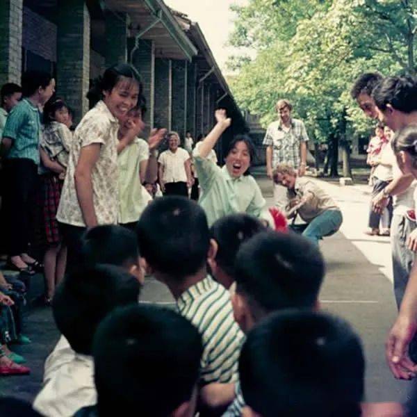 一组70年代拍摄的小学生老照片,60后70后的回忆