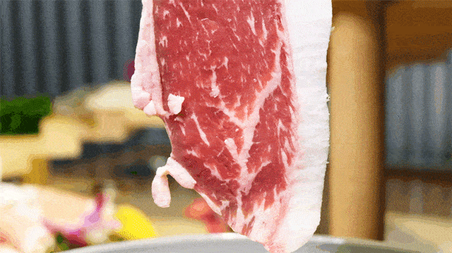 商家|99元抢原价260元「三哥院子地锅烤肉」4-6人餐！烤牛肉、烤五花肉、烤培根、烤翅中、烤鱿鱼……红遍哈尔滨的地锅烤肉快来试试！