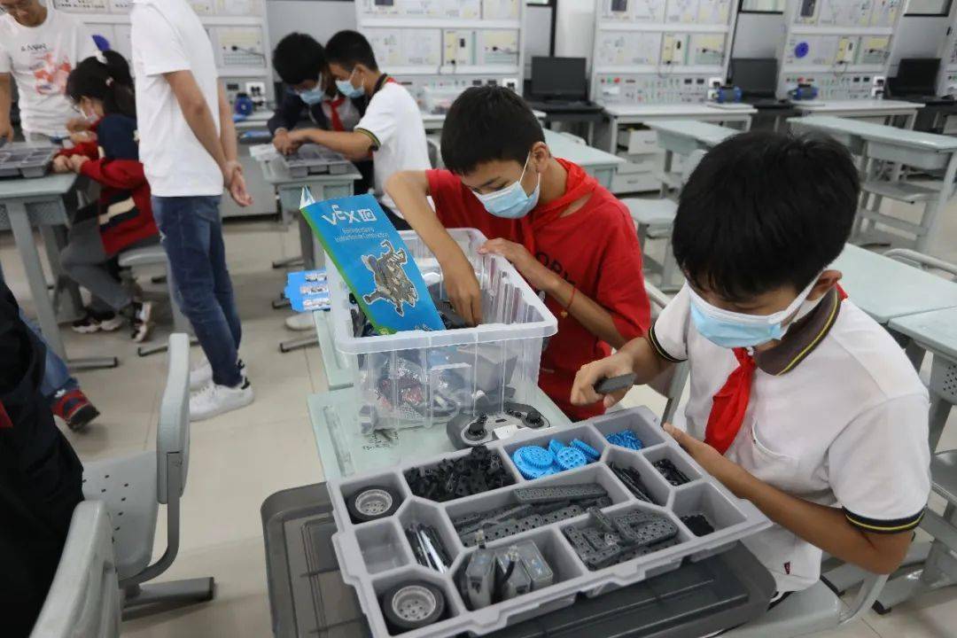 紧密联合互助双赢记强校工程初中生职业体验活动