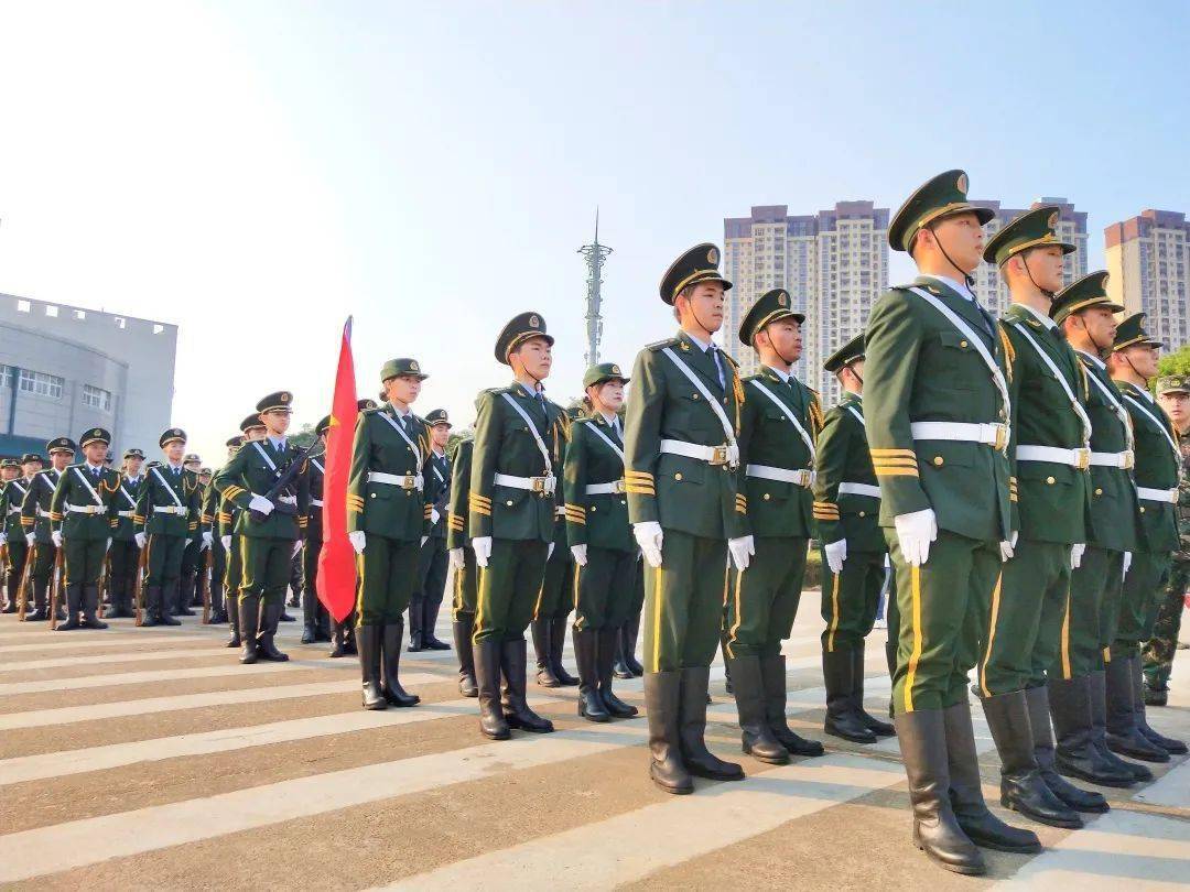 身穿橄榄绿,肩扛中国红 | 江中最帅护旗手等你就位!