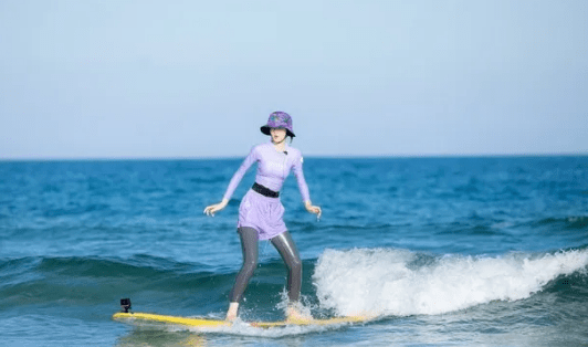 白成|黄轩录一天综艺就“黑化”，为啥同行的乔欣能躲过烈日，白成一道光？