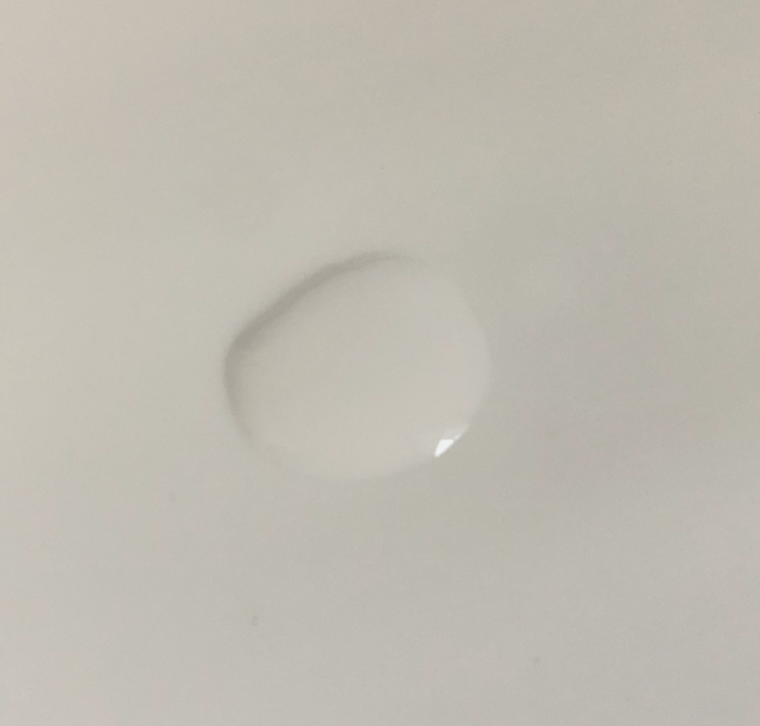 精华|美妆亲测丨脸颊上妆开始起皮了？换季期教你30秒选对保湿精华