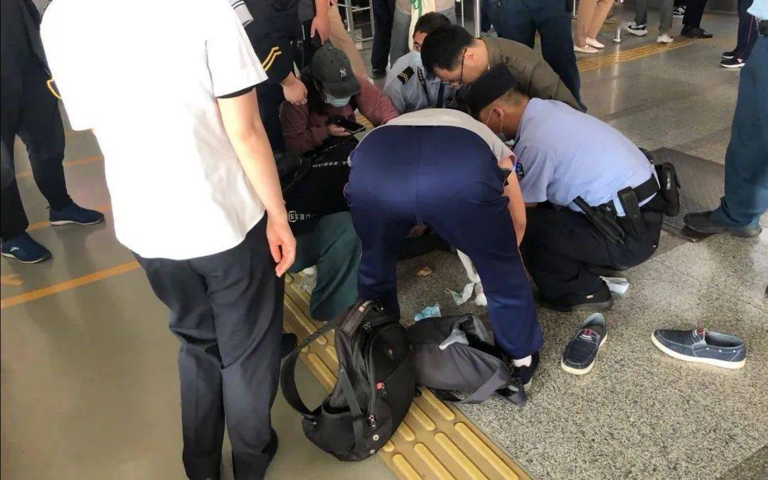 13号地铁内一中年男子突然晕倒,警方:抢救无效不幸离世_手机搜狐网