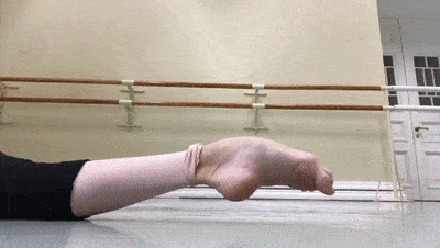 一双漂亮的脚背, 会成为舞者给人第一深刻印象的一张很好的名片.