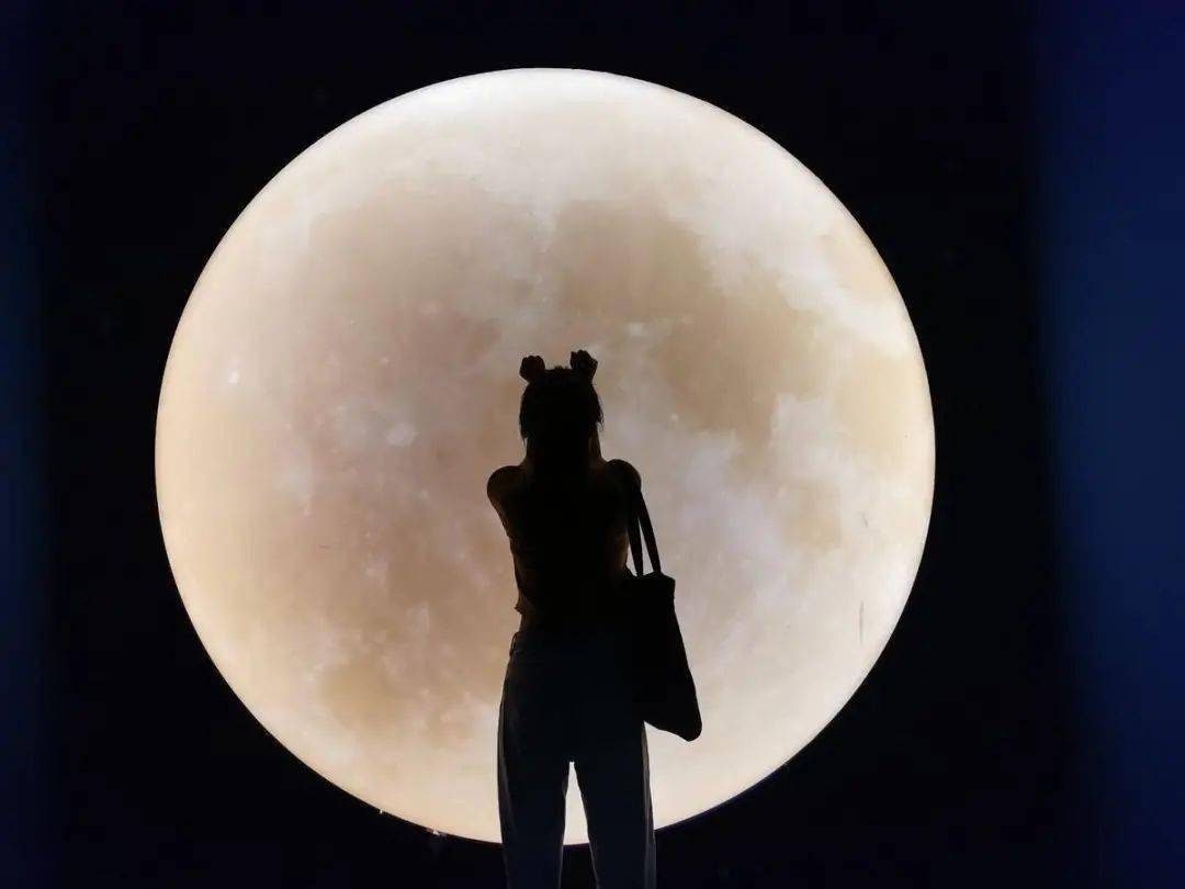 跟着音乐律动起来,感受秋夜里的热情 03 巨型月亮,玉兔望月展 平时