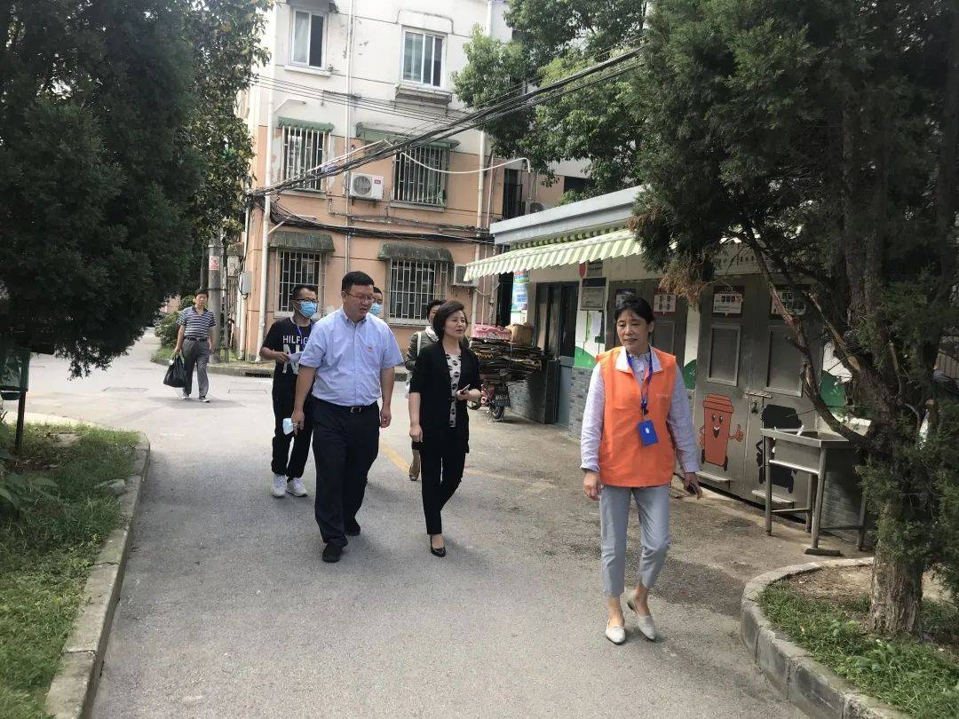 9月27日上午,区委宣传部长夏煜静前往刘一居民区走访慰问困难群众.