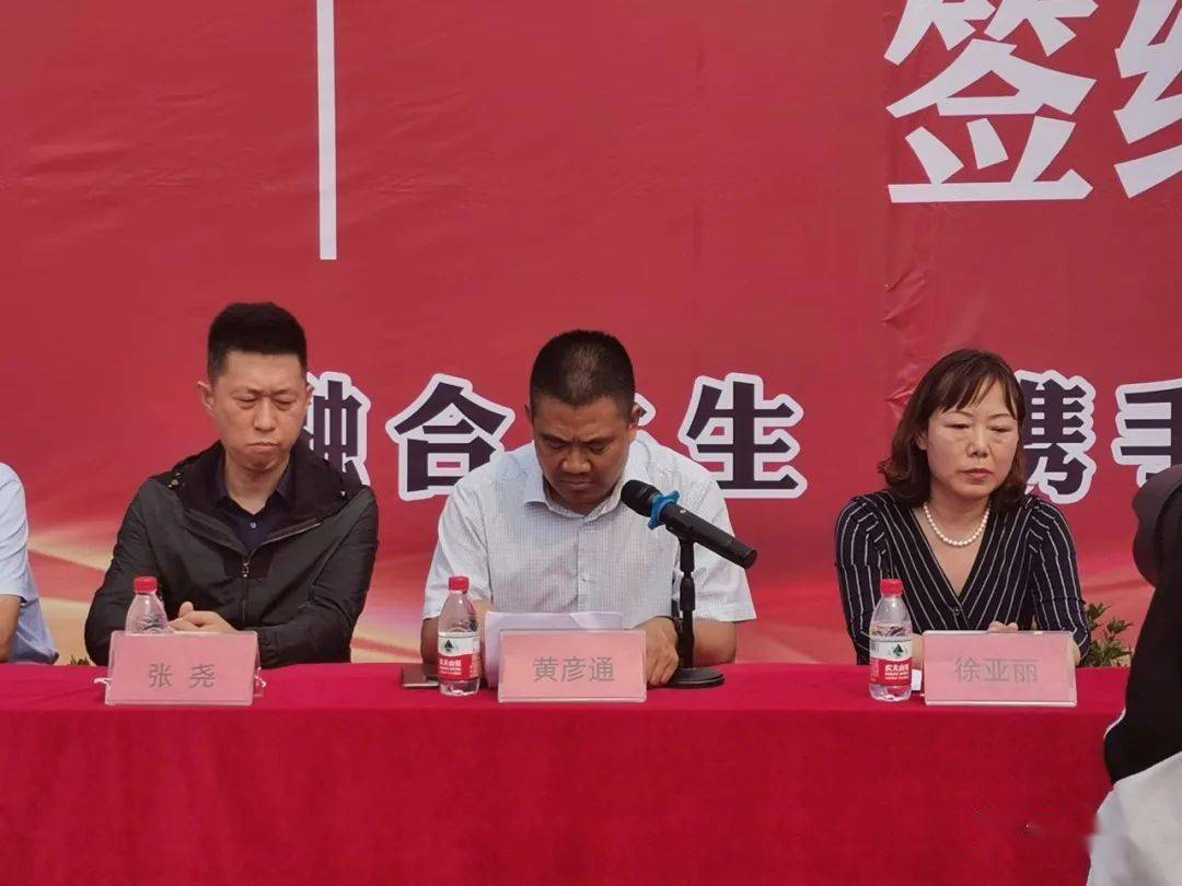 莲池区教体局副局长赵曦彤和蠡县教体局副局长黄彦通共同为保定三中