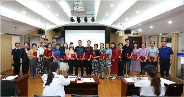 陈向青副校长宣读了师徒结对名单,淞谊中学校级领导为带教导师颁发了
