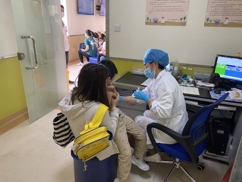 流感|宝宝还没来得及哭记者直击流感疫苗接种：几秒钟完成注射