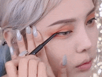 眼影|每刻美丨成熟女生们的秋日妆容 就是这种感觉！