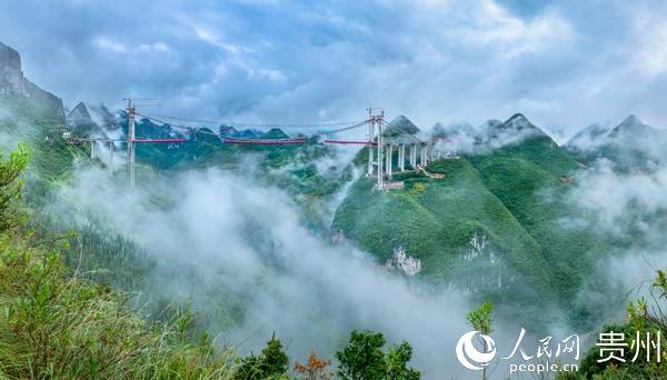 两岸分别设置重力式锚碇,隧道式锚碇;该桥穿越马岭河峡谷核心风景区内