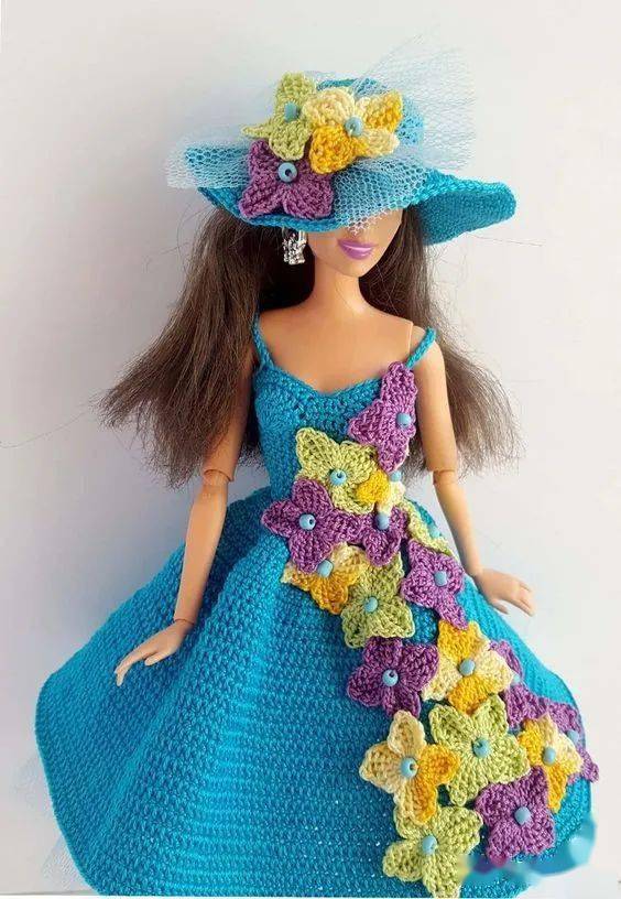 孩子玩旧了的芭比娃娃,用零线钩了几件华丽的裙子改造