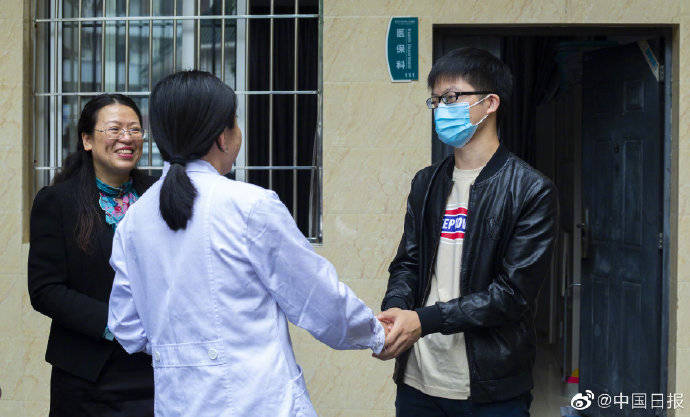 刘野|凭实力得奖！重庆学霸1万瓶饮料送抗疫医护