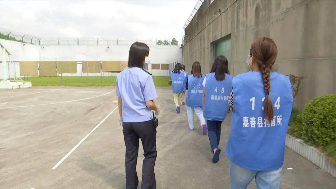 拘留所收到了一个神秘包裹里面有14条裙子