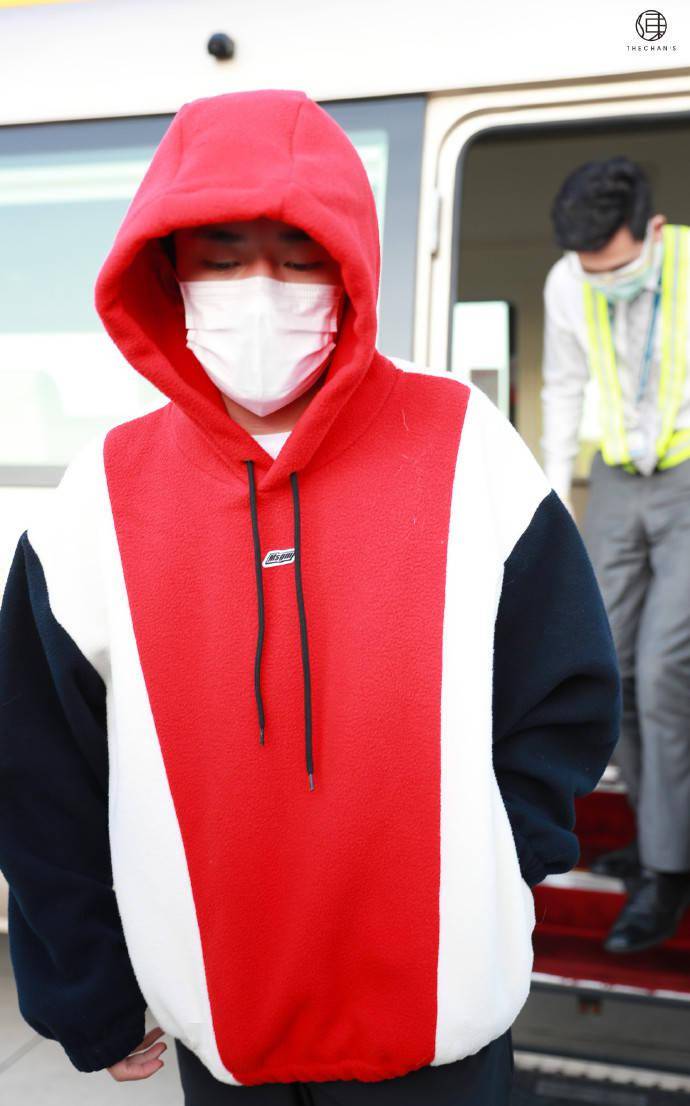 易烊千玺今日机场look 这个小红帽有点酷