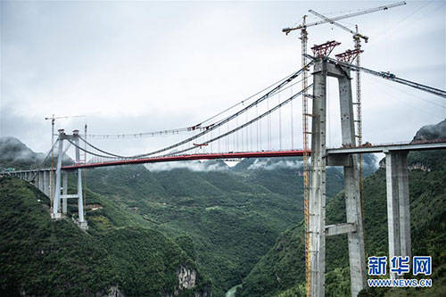 贵州兴义:峰林特大桥成功合龙