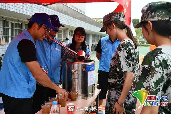 军训|可无限续杯！高校为2000名军训新生免费发绿豆汤