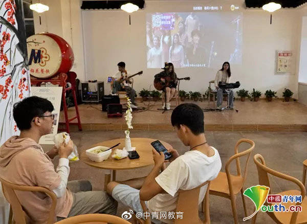 食堂|吃饭K歌两不误！高校食堂变音乐餐厅