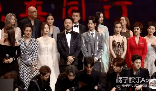 变形|原创百花奖合影全员变形，王俊凯被迫瘦脸孟美岐如蜡像，看得心塞！