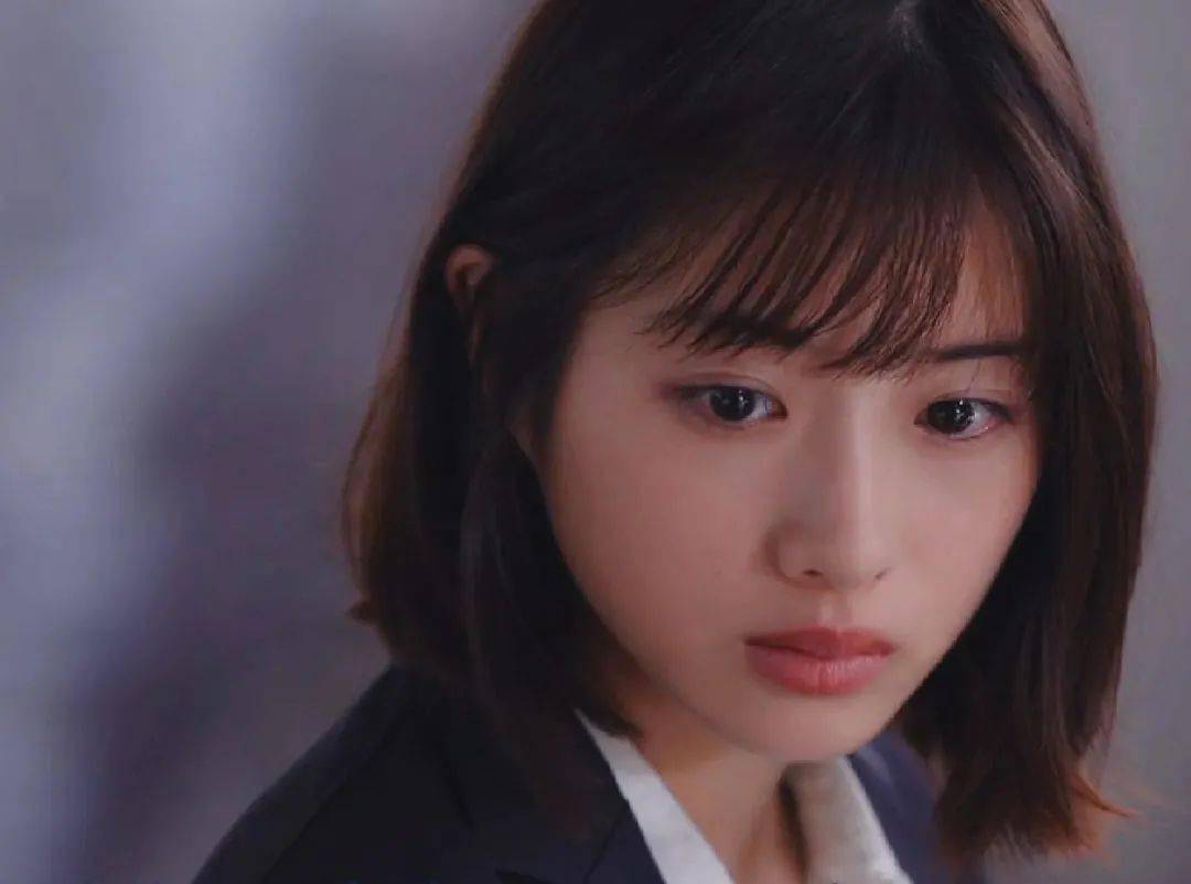 盲目跟风|换发型怕踩雷？拒绝盲目跟风，学会这3个技巧，超显气质还能“一键瘦脸”！